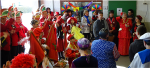 Narren und Beschäftigte feiern gemeinsam in der Caritas-Werkstatt in Nauort