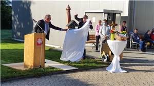 Armin Gutwald und Ralf Exner enthüllen das Vogelhaus für Pfarrer Barthenheier.