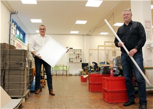 Ralf Exner und Armin GUtwald präsentieren die alten und neuen Lampen in den Werkstätten