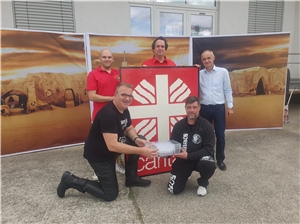 Die Verantwortlichen der Caritas-Werkstätten in Lahnstein sowie des Lego-Ladens Steinequelle beim gemeinsamen Gruppenfoto mit dem Caritas-Logo aus Lego.