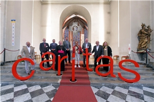 Die Verantwortlichen beim Gruppenfoto mit Caritas-Schriftzug in der Lahnsteiner Kirche.