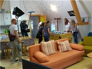 Dreh Fernsehlotterie Darsteller und Kamerateam während der Dreharbeiten für die Deutsche Fernsehlotterie, in Driedorf und in Niederwetz.