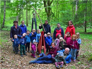 Kinder im Waldkindergarten
