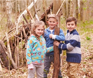 Kinder unterwegs im Wald