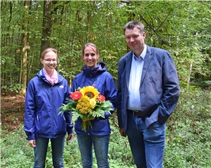 Dr. Insa Deeken, Katrin Marksteiner und Hendrik Clöer im Waldkindergarten.