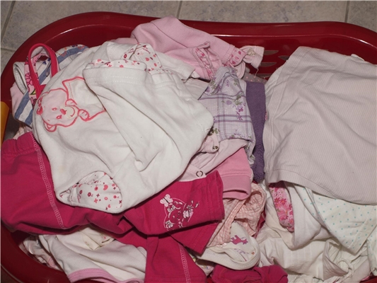 Babykleidung in der Wäschewanne