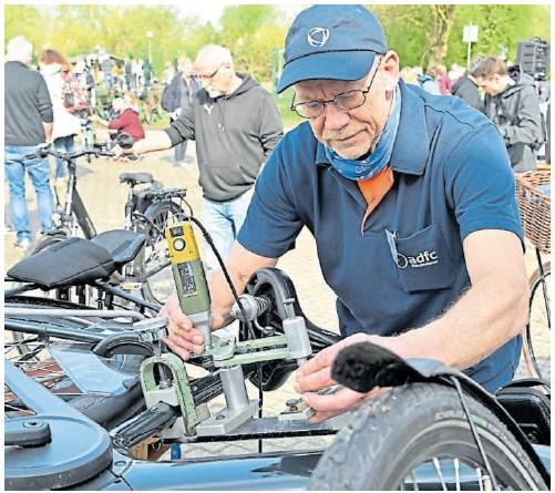 Matthias Edel vom ADFC codiert Fahrräder.