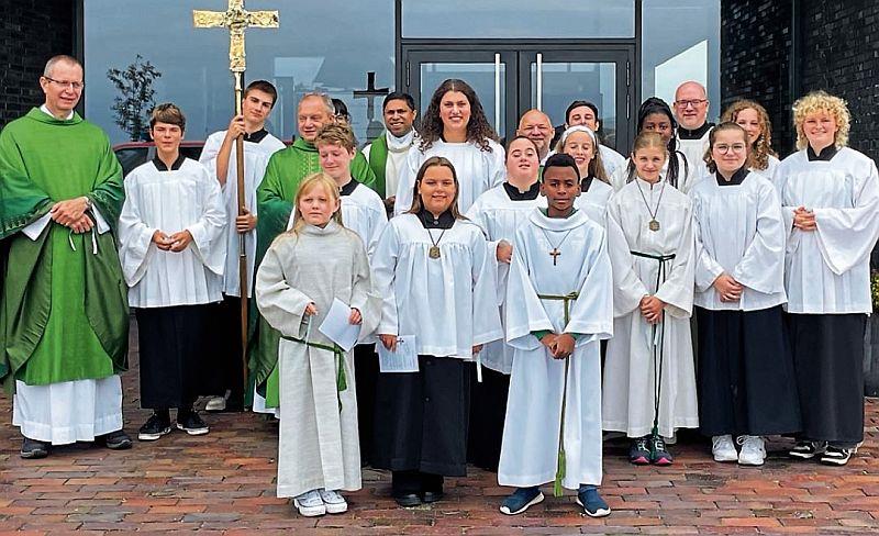 Das große Liturgie-Team mit Dechant Andreas Bolten
