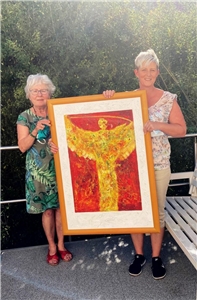 Von links nach rechts: Aloisia Hartmeier und Tanja Zahn mit dem Bild: Engel der Sonne oder Engel des Lichts: Der Engel ist gemalt in Collage Acryl auf geschöpftem Papier.