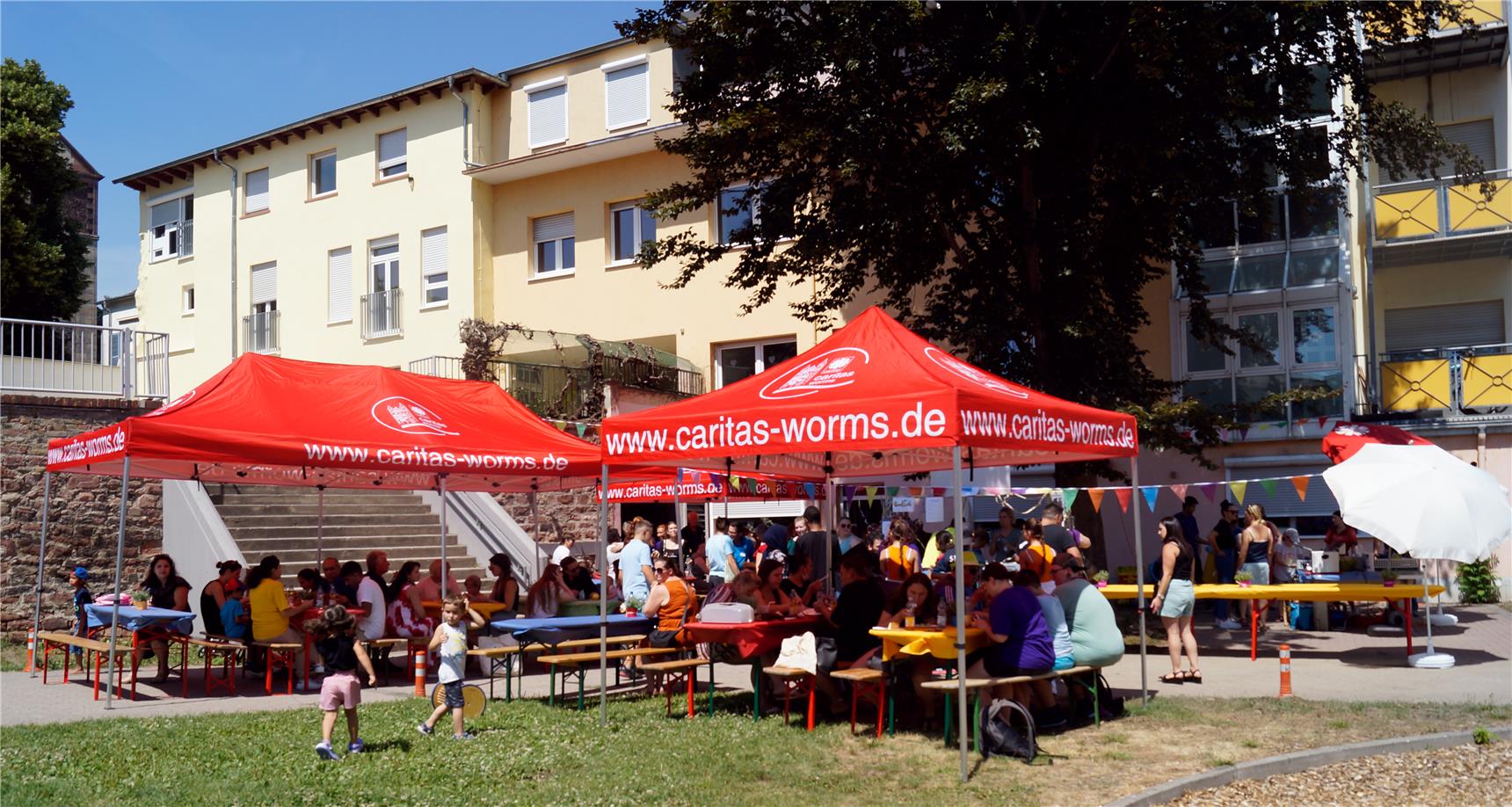 rote Pavillons beim Sommerfest in St. Marien