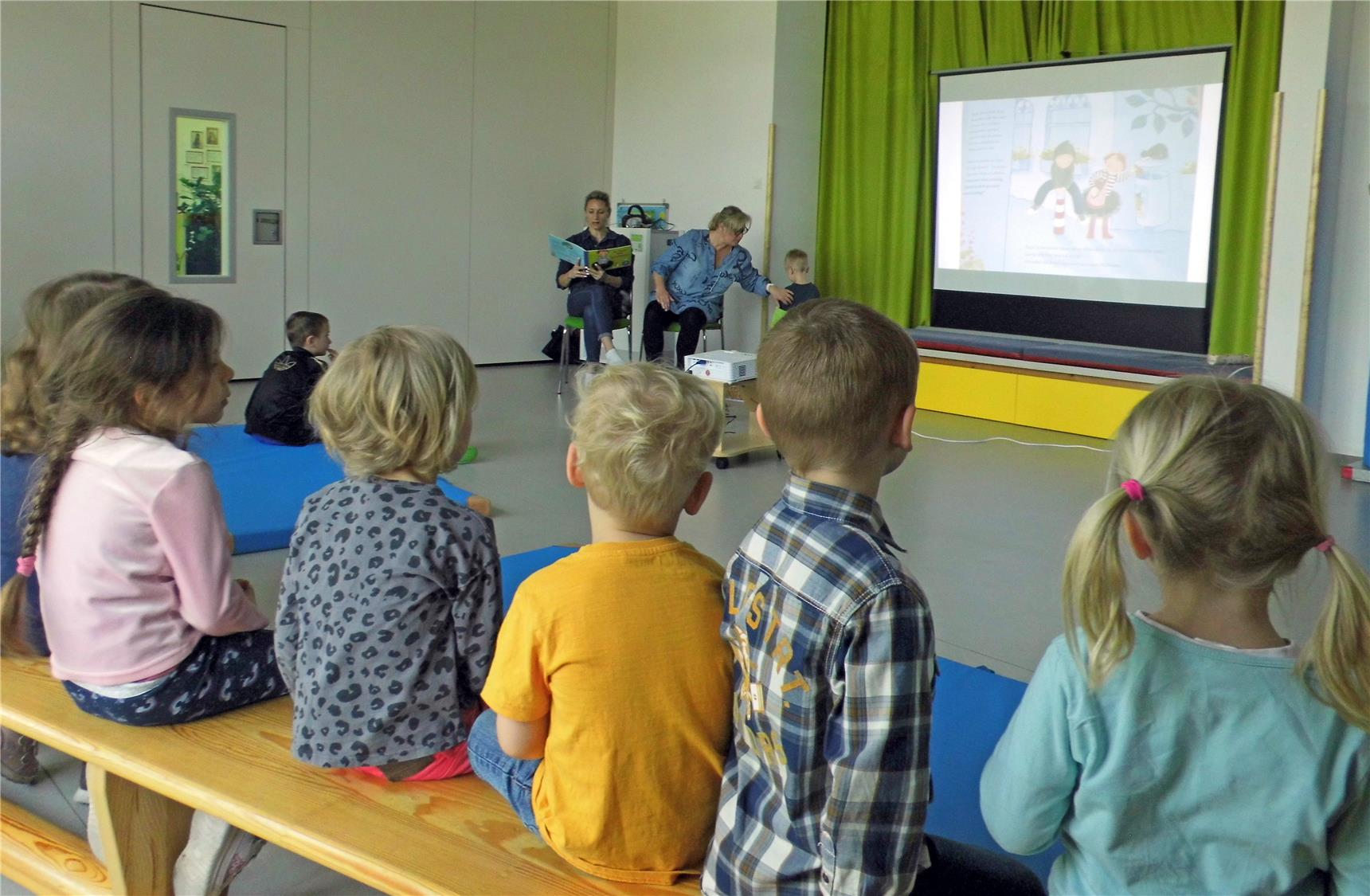 Kinder bekommen vorgelesen