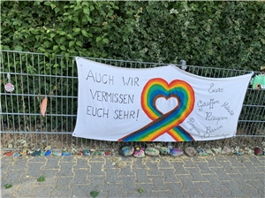 Zaun Kita Regenbogen mit Banner "Auch wir vermissen euch sehr"