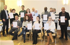 Gruppe der SprachmittlerInnen mit ihren Teilnahmezertifikaten