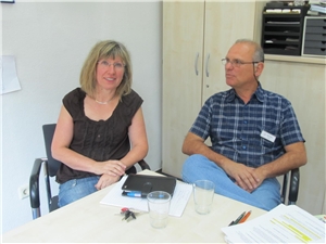 Mitarbeiter des Alb-Teams: Petra Steinbrede und Peter Faller sitzen an einem Tisch