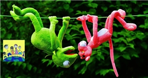 ein grünes und ein rosa Stofftier hängen an einer Leine, daneben ist das Logo der Spiel- und Lernstube
