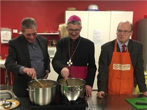 Propst Tobias Schäfer, Bischof Peter Kohlgraf und Caritasdirektor Pascal Thümling beim Kochen