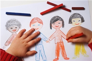Kinderhände malen ein Bild mit Menschen.