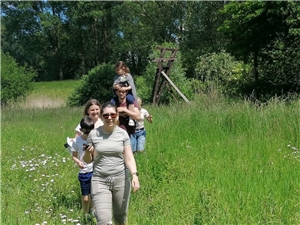 Unterwegs am Sondernheimer Baggersee: Eine Familie beim Geocaching des Familienbüros Germersheim. egs