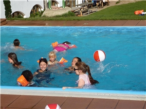 Kinder plantschen im Schwimmbecken Kindererholung Natz 2015 2