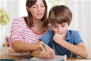Mutter hilft Sohn bei Schularbeiten Mutter hilft Sohn bei Schularbeiten