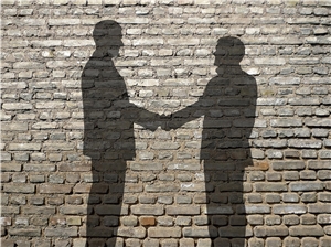 Projekt Vergissmeinnicht Schatten zweier M�nner, die sich die Hand sch�tteln
