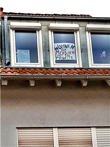 Fenster mit Aufruf gegen Wohnungsknappheit Fenster mit Aufruf gegen Wohnungsknappheit