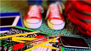 Kinderfuesse_in_Chucks_davor_Stifte_und_Hefte Kinderhort Don Bosco