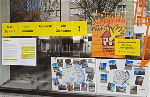 Plakate des Aktionsbündnis Wohnen in einem Schaufenster Plakate des Aktionsbündnis Wohnen in einem Schaufenster