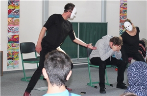 Schüler der Karolina-Burger-Realschule plus bei der Aufführung Schüler der Karolina-Burger-Realschule plus bei der Aufführung