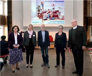Marlies Kohnle-Gros, Kerstin Hofmann, Bernhard Speidel, Birgit Mock, Bischof Dr. Karl-Heinz Wiesemann (2) Marlies Kohnle-Gros, Kerstin Hofmann, Bernhard Speidel, Birgit Mock, Bischof Dr. Karl-Heinz Wiesemann (2)
