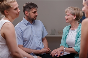 Menschen tauschen sich aus Menschen tauschen sich aus