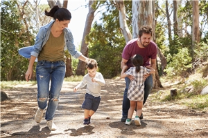 Eltern und ihre Kinder auf einem Waldweg Eltern und ihre Kinder auf einem Waldweg