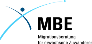 Logo der Migrationsberatung für Erwachsene Zuwanderer. Links ein blaues gezeichnetes Männchen rechts Schriftzug MBE