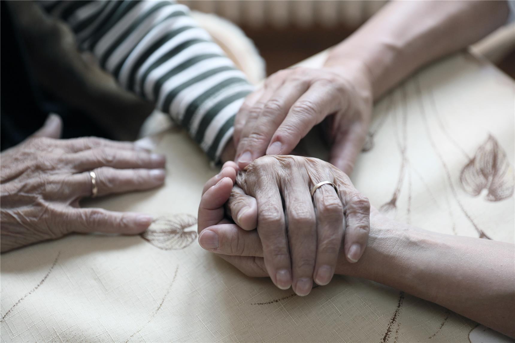 Nicht durch die Hand eines anderen sollen die Menschen sterben, sondern an der Hand eines anderen. (Johannes Rau)