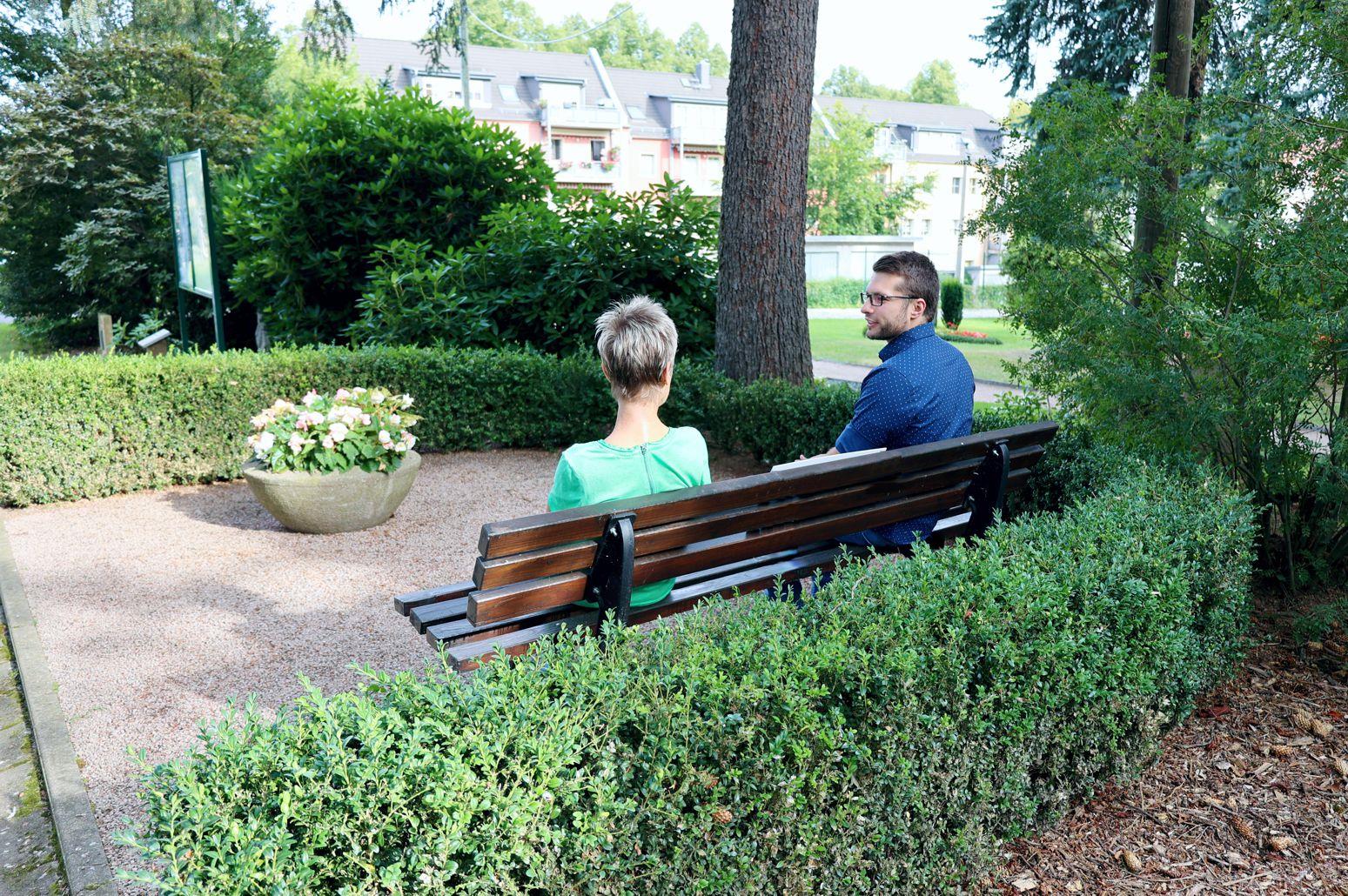 Plaudern auf der Plauderbank