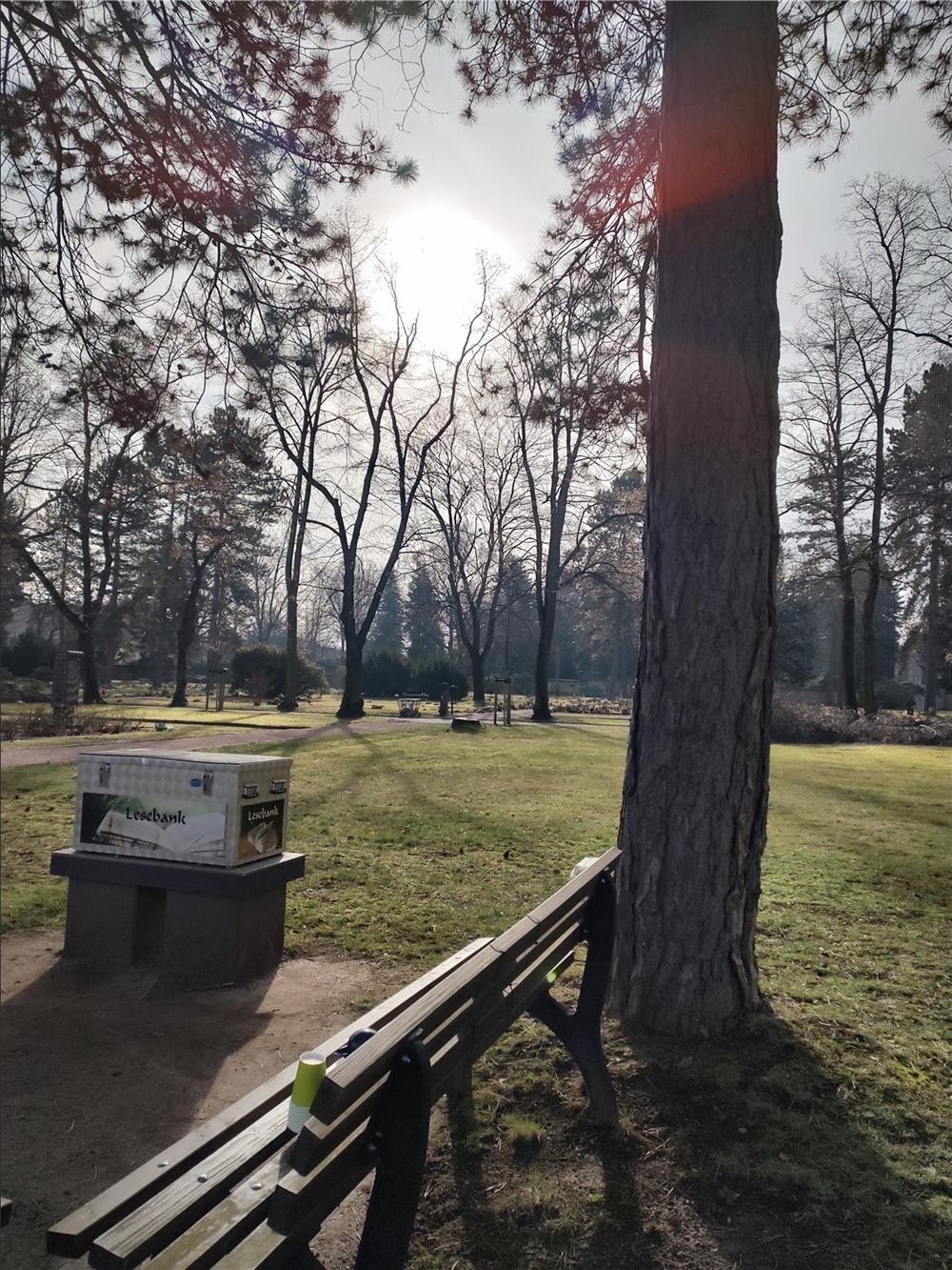 Plauderbank auf dem Hauptfriedhof in Zwickau