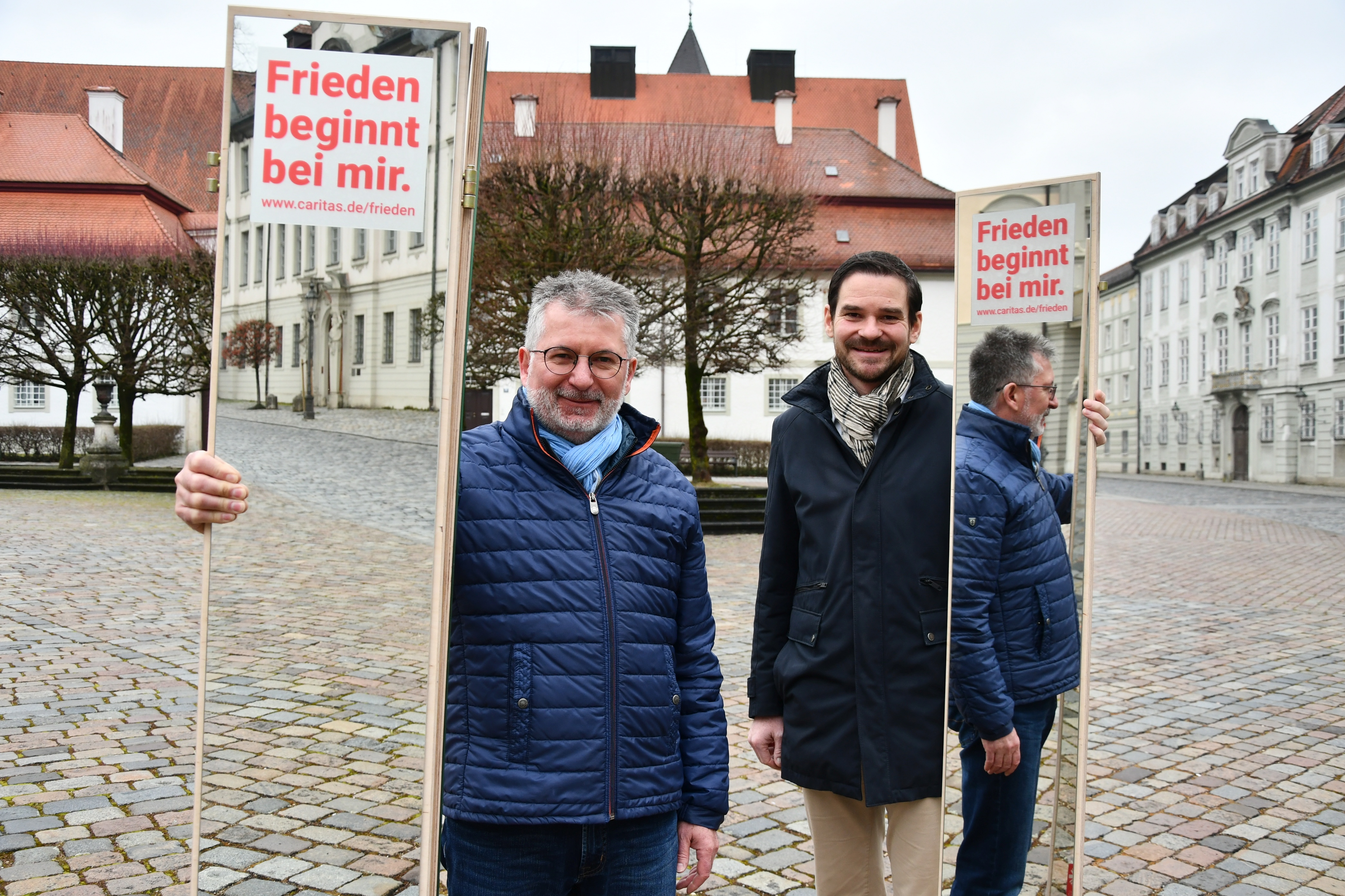 Caritasdirektor Alfred Frank (links) und sein Stellvertreter Andreas Steppberger unterstützen die bundesweite Kampagne „Frieden beginnt bei mir“.