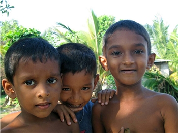 Drei Jungen aus Sri Lanka