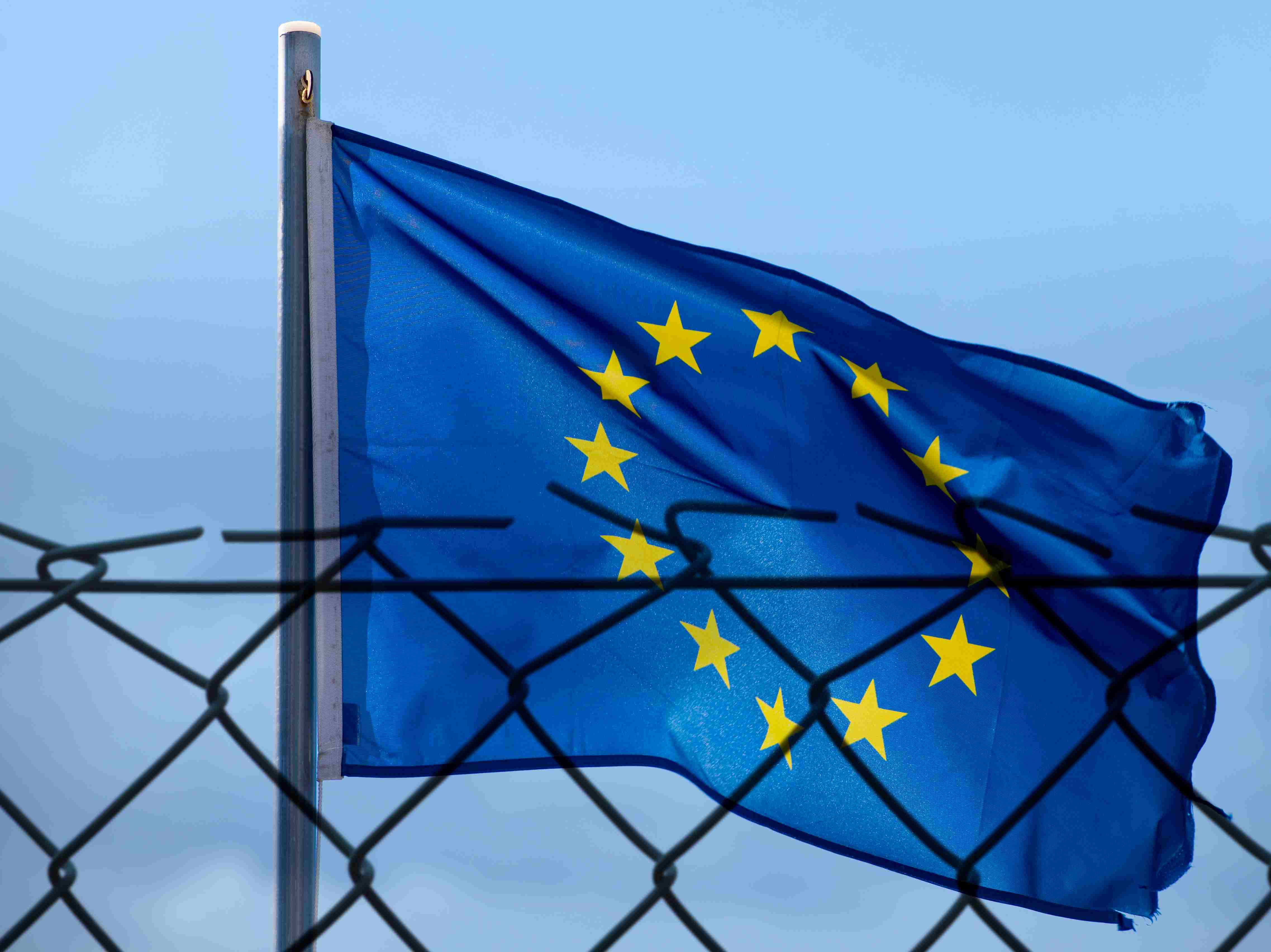 Europaflagge hinter einem Zaun