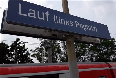 Ortsschild des Bahnhofs Lauf an der Pegnitz.