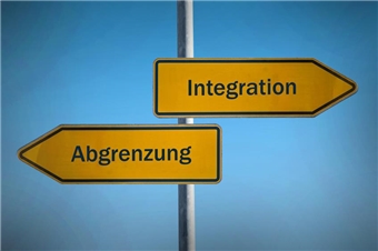 Zwei Verkehrsschilder mit der Beschriftung Integration und Abrgenzung, die in verschiedene richtungen zeigen