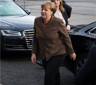 Angela bei ihrer Ankunft am Kongresszentrum