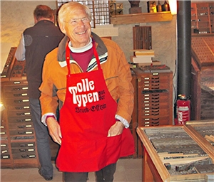 Günther Waßmann in seinem Element – im eigens gegründeten Buchdruckmuseum, in dem Besuchern die Gutenbergtechnik nähergebracht werden soll.