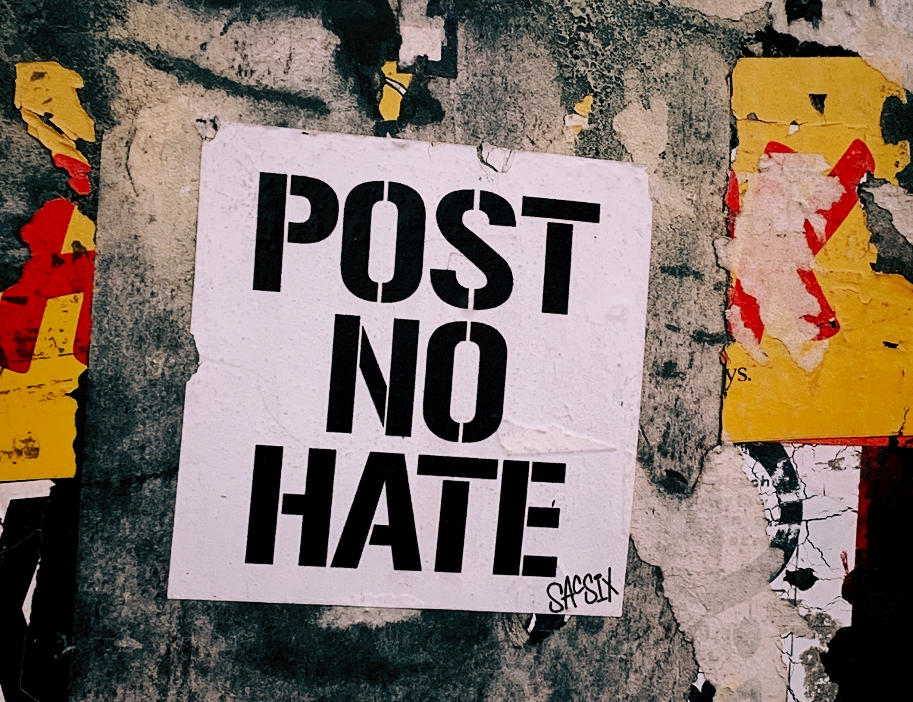 Hauswand mit der Aufschrift No Hate Post