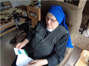Eine Ordensfrau hält eine Karte in den Händen