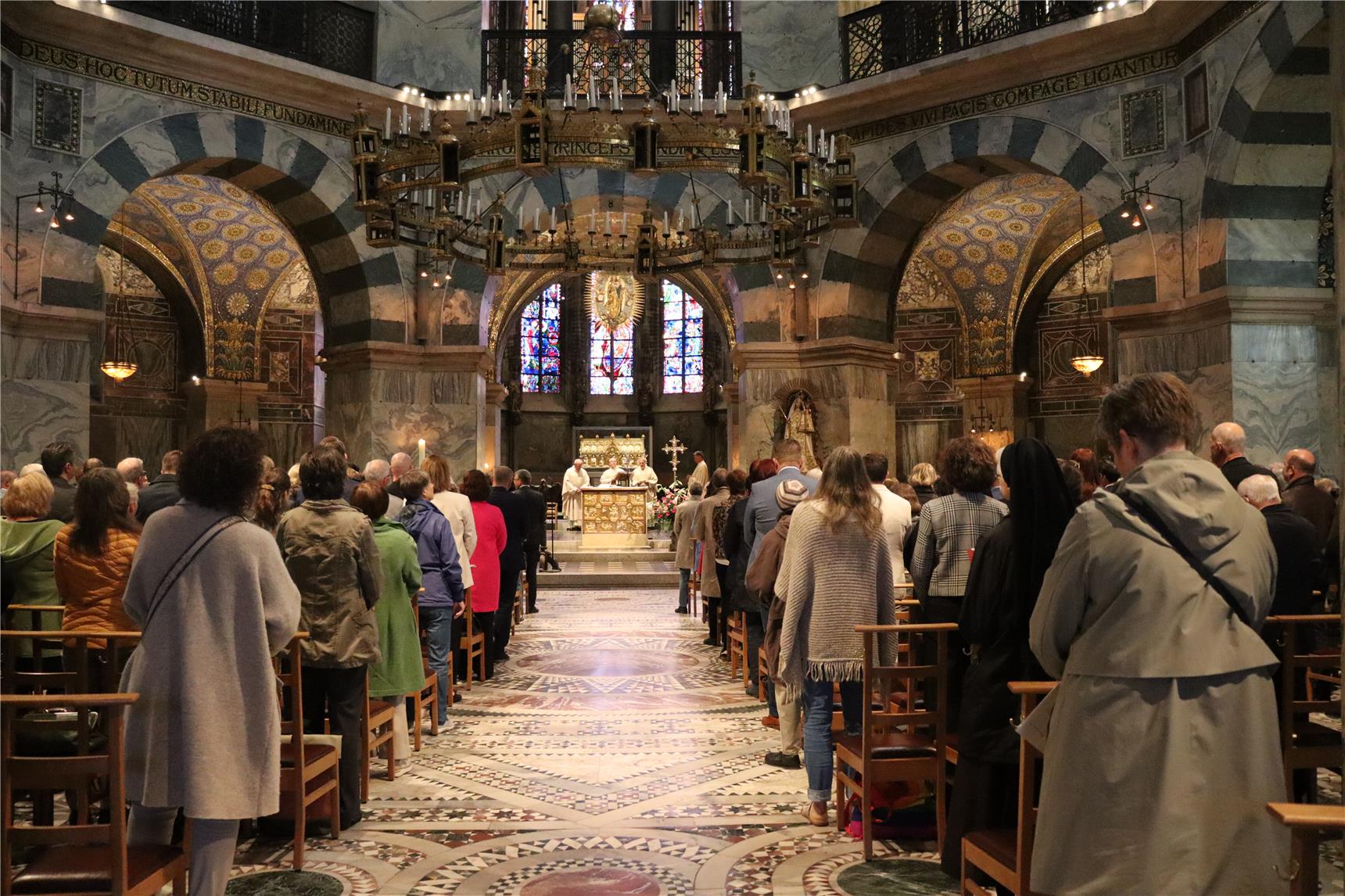 Im Aachener Dom feierten ca. 200 Gäste einen fröhlichen Festgottesdienst anlässlich des 100-jährigen Jubiläums des Regionalen Caritasverband Aachen.