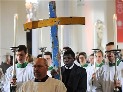 Mann aus Togo trägt ein Kreuz beim Gottesdiensteinzug im Münchener Liebrfauendom