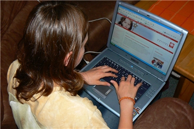 Eine Jugendliche surft am Laptop.