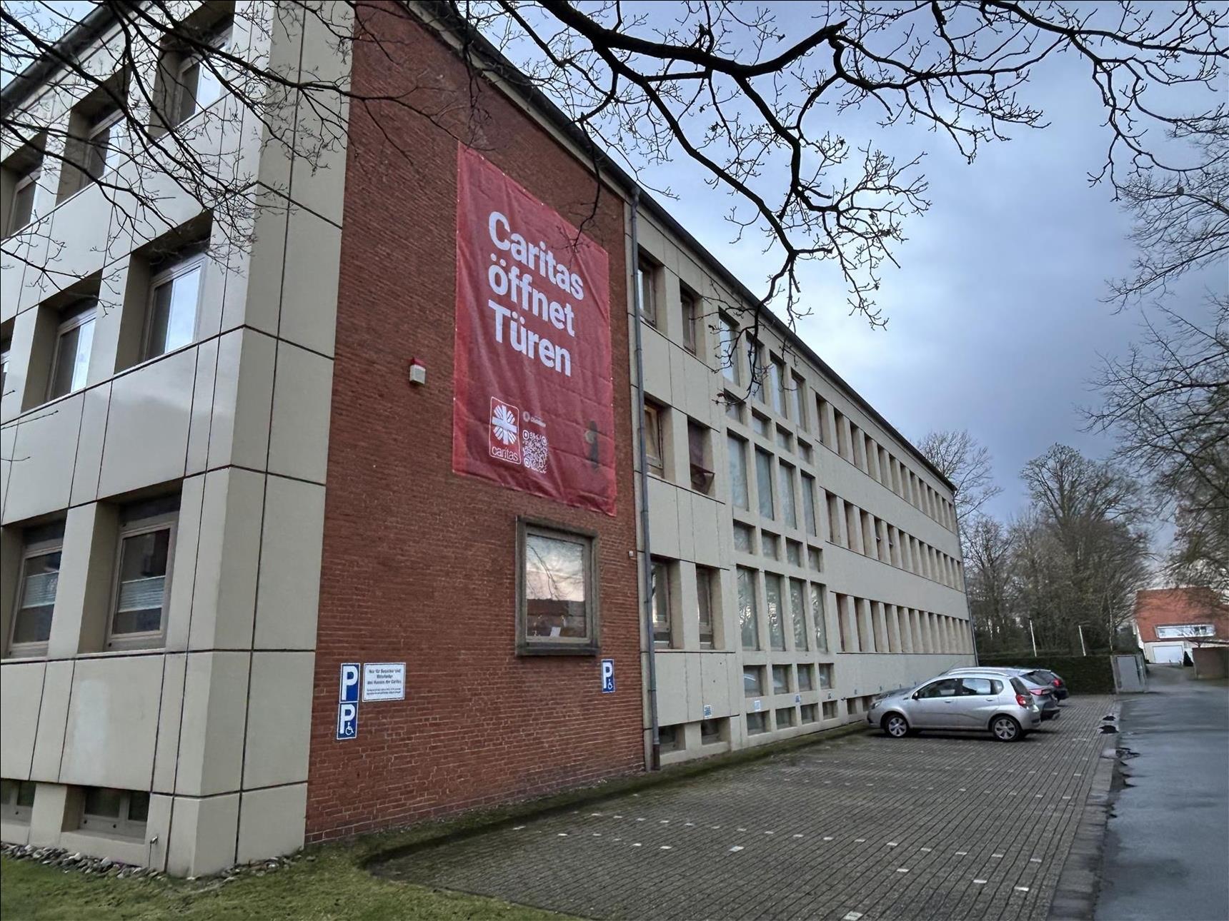 Das große Blow-Up hängt an der Fassade des Vechtaer ‚Haus der Caritas‘