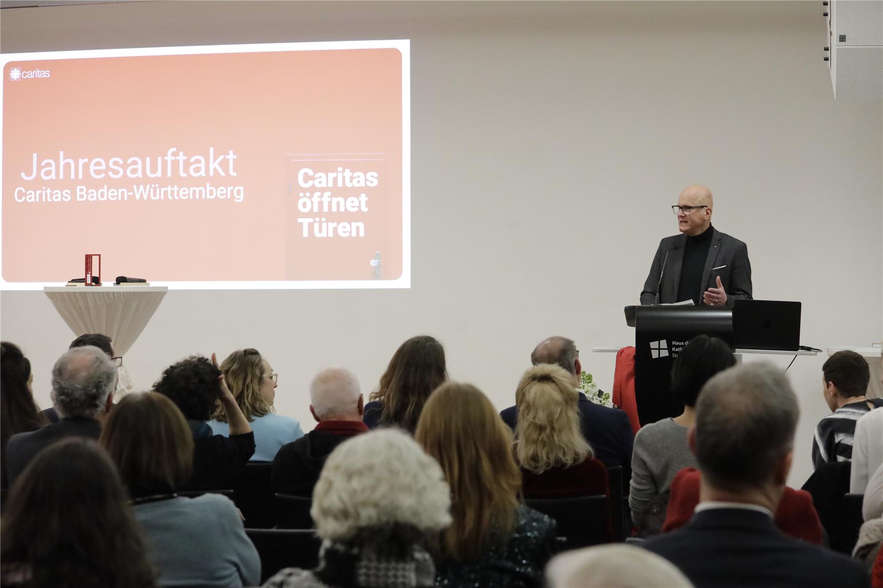 Rede Caritasdirektor Rottenburg-Stuttgart Oliver Merkelbach begrüßt rund 200 Gäste.